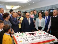 Vali Sonel'den "Öğretmenlere Paris" jesti