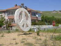 Çok Dilli Barış Heykeli" yerine kondu