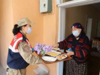 Leylak çiçekli kahvaltı servisi