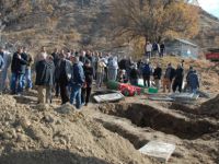 İntihar Eden Anne ve 2 Çocuğu Gözyaşlarıyla Toprağa Verildi