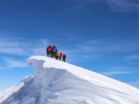 Dağcılar, 2 bin 884 rakımlı karlı dağa 8 saatte tırmandı