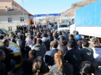 Gözaltılar Protesto Eden Grup, Emniyet Müdürlüğü Önünde Oturma Eylemi Yaptı