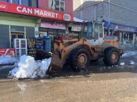 Kar kütlesi altında kalmaktan son anda kurtulan minibüs ve vatandaşların o anı kameraya yansıdı