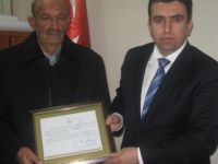 Bakan Dinçer'den Depremde Yaşamını Yitiren Öğretmenin Ailesine Plaket