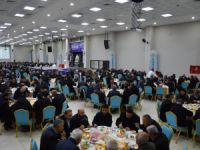 Siyasiler iftar yemeğinde masaları dolaşarak vatandaşların sorunlarını dinledi