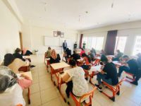 Kitap okuma yarışmasına katılan veliler sınava girdi