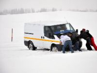 Tunceli'de Kar Yağışı Ulaşımı Olumsuz Etkiliyor