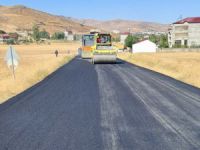 Muş’ta köy yolları sıcak asfaltla kaplanmaya devam ediyor
