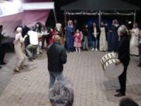 Halay çekenleri kurtarayım derken tente üzerine düştü