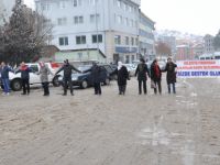 İşlerine son verilen kadınlar Yolu Trafiğe kapattı