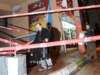 Eşyaları için çökmek üzere olan binaya girdi!