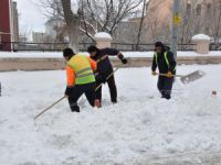 Kars Belediyesi kaldırım ve yolların karını temizliyor