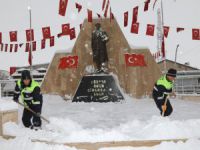 Başkale'de araçlar kara gömüldü, 82 yerleşim yerinin yolu ulaşıma kapandı