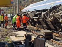 Şiddetli deprem tren vagonlarını devirdi, rayları tahrip etti