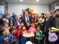 Polis ekipleri küçük çocuğun ‘pasta istiyorum, doğum günümü kutlayalım’ ricasını kırmadı