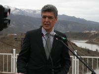 Tuncelili çocuklar polis panzeri üzerinde