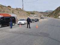 Yolu kesen PKK'lılar araç yaktı