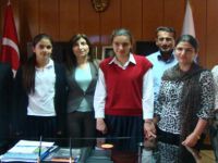 Belediye Başkanı Altın Öğrencileri Makamında Kabul Etti