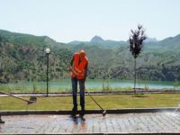 Parklarda temizlik çalışmaları sürüyor