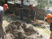 Asri mezarlığın yıkılan çevre duvarları onarılıyor