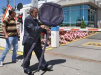 Anayasa Mahkemesi'nin önüne siyah çelenk bıraktı