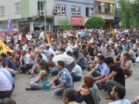 Sendikacılara yönelik gözaltılar oturma eylemi ile protesto edildi