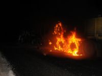 Yol Kesen PKK’lılar 2 aracı ateşe verdi