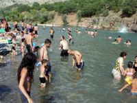 Operasyon Bölgesinde Plaj Keyfi