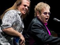 Elton John'un basçısı intihar etti
