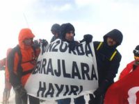 Ağrı Dağı zirvesinde "Baraj" protestosu