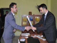 Kaymakam İsmail Özkan Öğretmenlere Karanfil Dağıttı