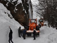 Çığ Nedeniyle Yollar Trafiğe Kapanıyor