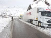 Tunceli'de Onlarca Tır Mahsur Kaldı