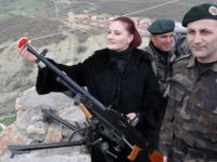 Candan Erçetin, özel harekât timinin namlusuna karanfil taktı