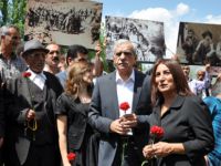 Dersim katliamında hayatını kaybedenlere karanfilli anma