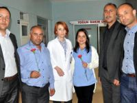 Sağlık-Sen üyeleri engellilere karanfil verdi