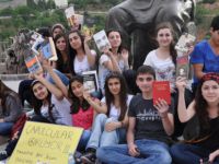 Liseli Öğrencilerden Taksim'e Kitaplı Destek