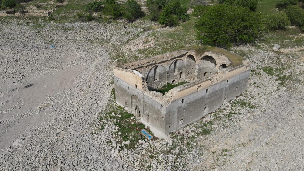 barajda-sular-cekildi-tarihi-kilise-tamamen-gun-yuzune-cikti-(2).jpg