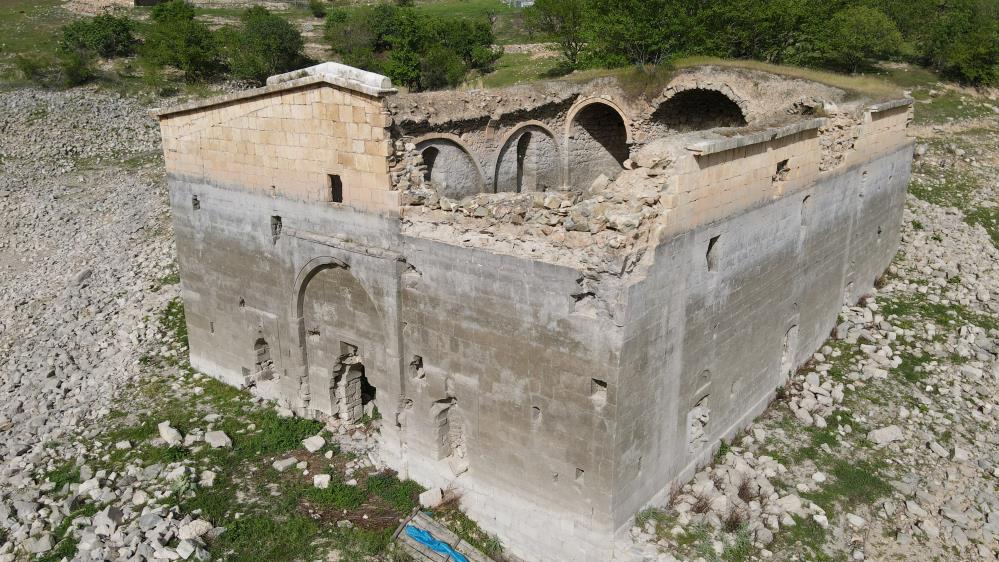 barajda-sular-cekildi-tarihi-kilise-tamamen-gun-yuzune-cikti-(6).jpg