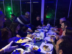 baskan-macoglundan-arkadaslarina-yemek-servisi-(3).jpg