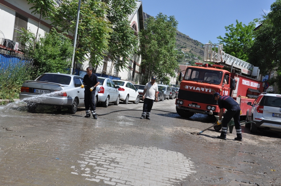 belediye-ekipleri-yikama-calismasi-(1).jpg