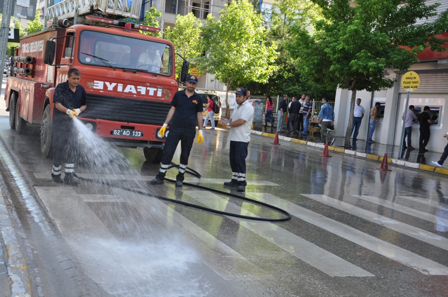 belediye-ekipleri-yikama-calismasi-(4).jpg