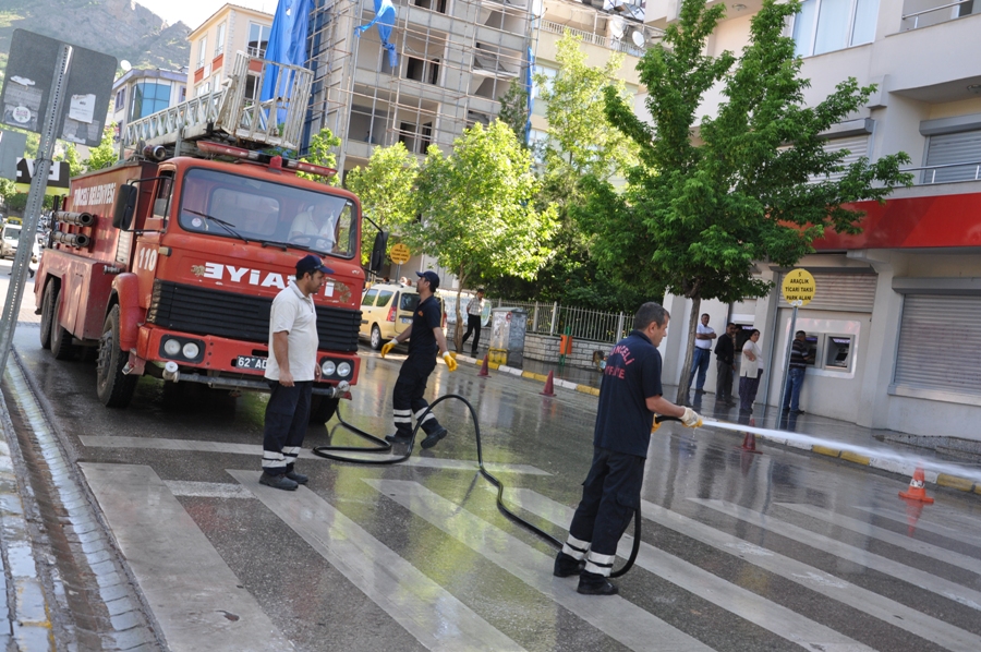 belediye-ekipleri-yikama-calismasi-(5).jpg