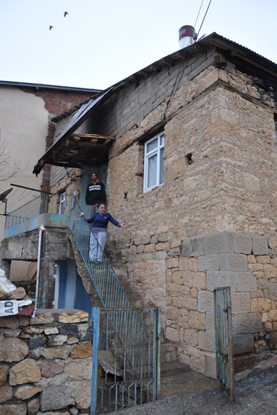engeliyle-kanserli-esi-ve-ogluna-bakiyor-(3).jpg