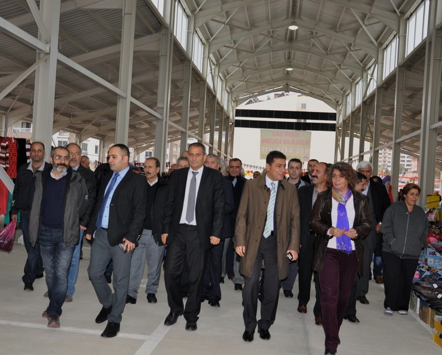 halk-pazar-alani-torenle-acildi-(1).jpg