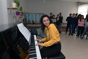 hozatli-ogrenciler-akustik-piyano-ile-tanisti--(7).jpg