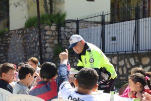 pertek-ilcesinde-trafik-haftasi-etkinlikleri-(7).jpg