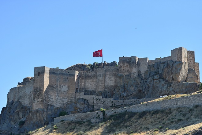 pertek-kalesi-mavi-sularin-ortasinda-ziyaretcilerini-bekliyor-(1).jpg