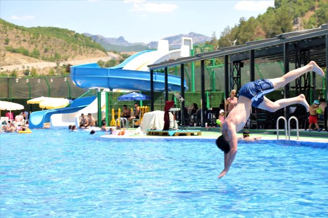 sicaktan-bunalan-vatandaslar-havuza-kostu-(3).jpg