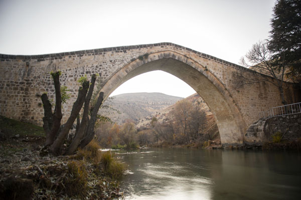 tarihi-tagar-koprusu-ve-cevresi-her-mevsim-ayri-guzel-(5).jpg